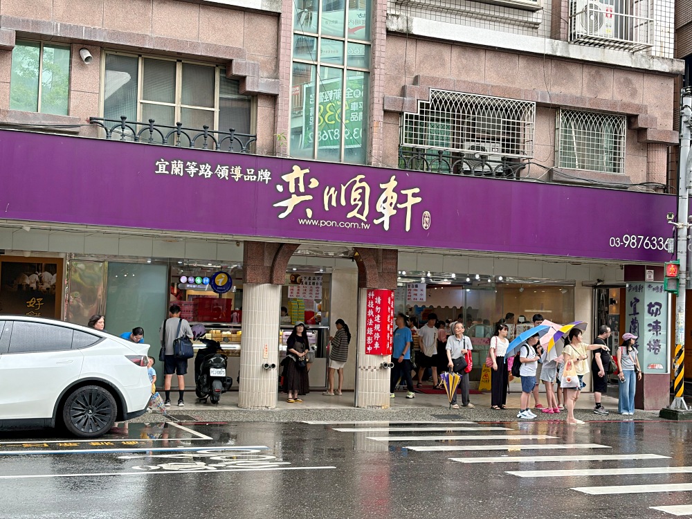 最狂麵包店，麵包還沒上架就被搶完，每個人進來都是一大盤狂買！ @趙先生吃飯