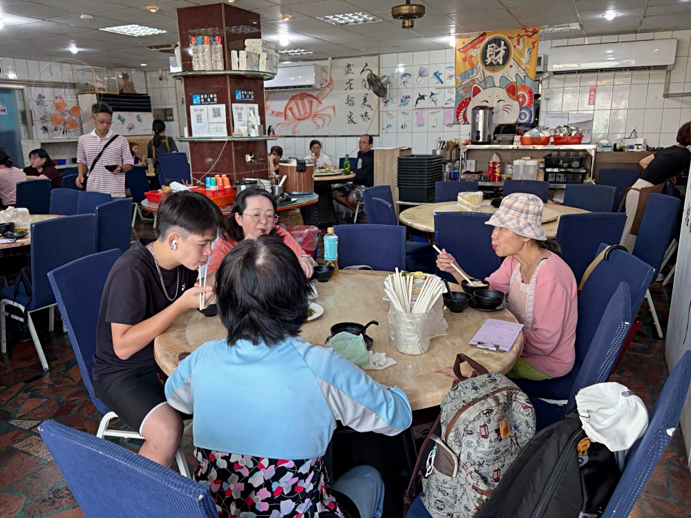 超便宜又好吃的海產店，大家族包好幾台遊覽車來，小卷米粉還打包！ @趙先生吃飯