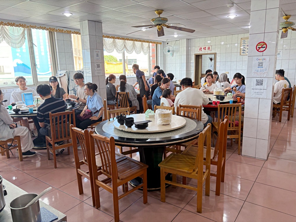 超便宜又好吃的海產店，大家族包好幾台遊覽車來，小卷米粉還打包！ @趙先生吃飯
