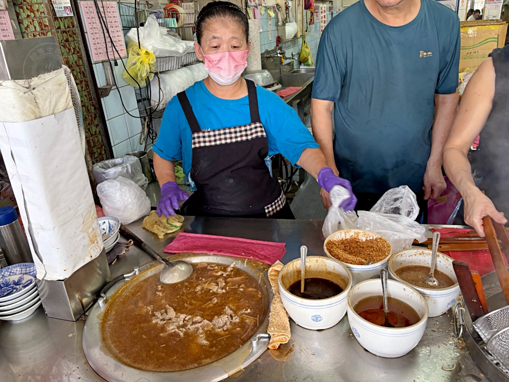 知名50年肉羹老店，很多人有意見，說不好吃，但現場卻天天要排隊！ @趙先生吃飯