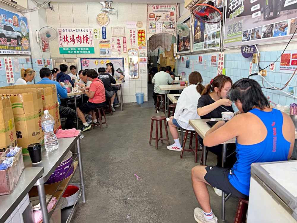 知名50年肉羹老店，很多人有意見，說不好吃，但現場卻天天要排隊！ @趙先生吃飯