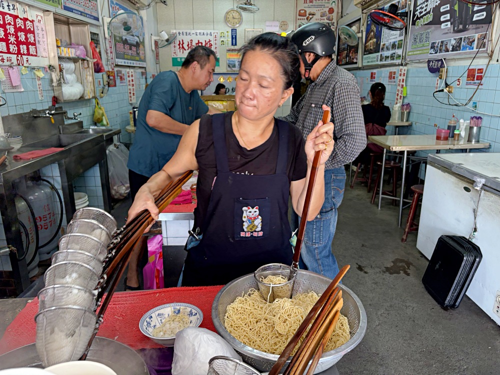 知名50年肉羹老店，很多人有意見，說不好吃，但現場卻天天要排隊！ @趙先生吃飯