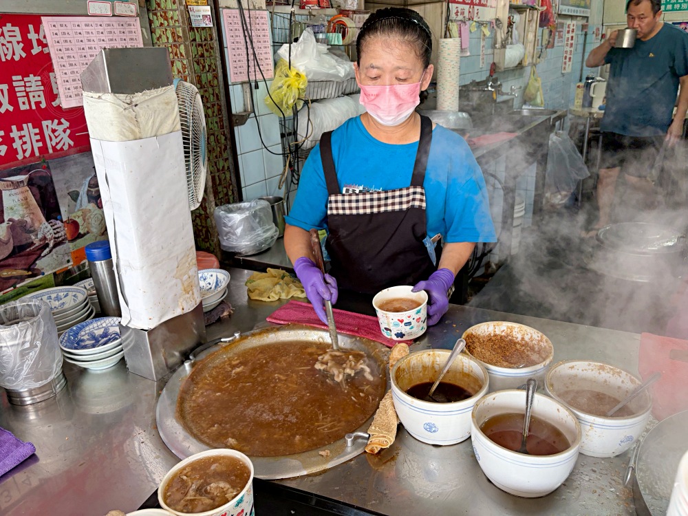 知名50年肉羹老店，很多人有意見，說不好吃，但現場卻天天要排隊！ @趙先生吃飯