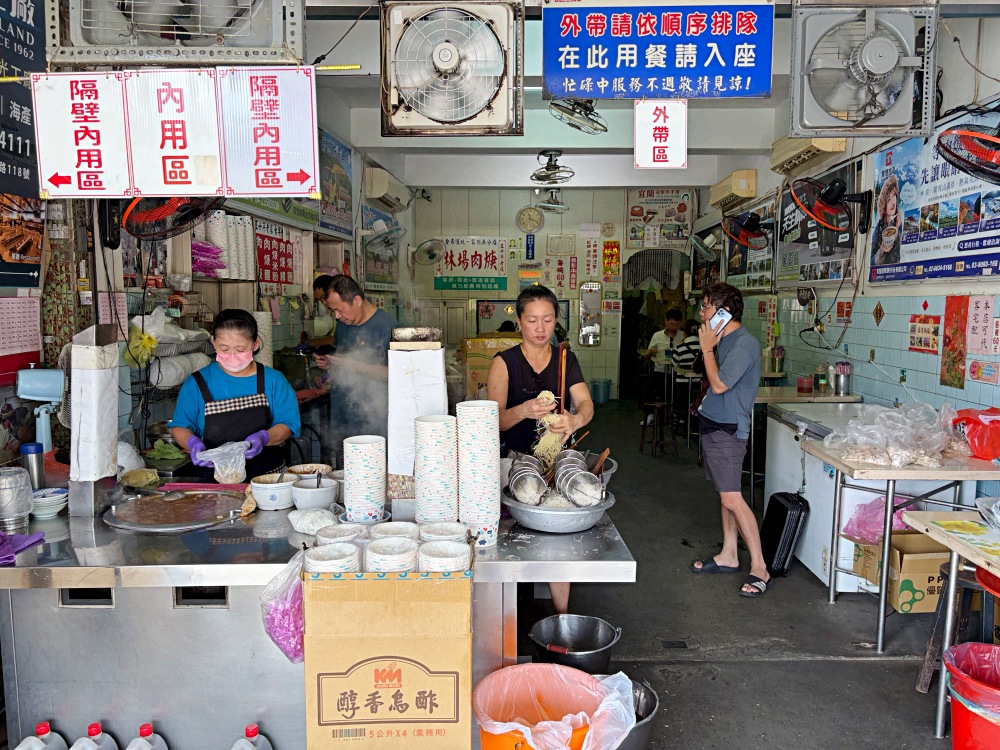 知名50年肉羹老店，很多人有意見，說不好吃，但現場卻天天要排隊！ @趙先生吃飯
