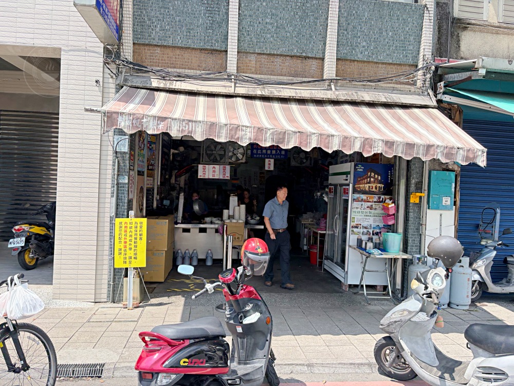 知名50年肉羹老店，很多人有意見，說不好吃，但現場卻天天要排隊！ @趙先生吃飯