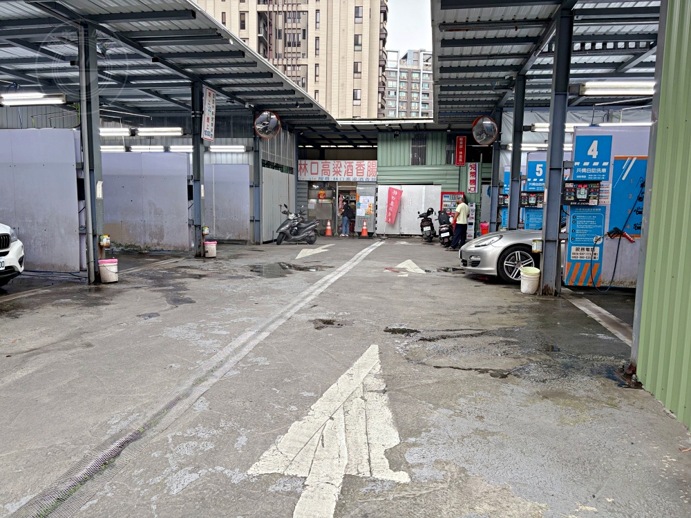 洗車場內,暗藏阿伯的大香腸跟糯米腸,難怪看到很多人不是來洗車! @趙先生吃飯 洗車場內,暗藏阿伯的大香腸跟糯米腸,難怪看到很多人不是來洗車! @趙先生吃飯