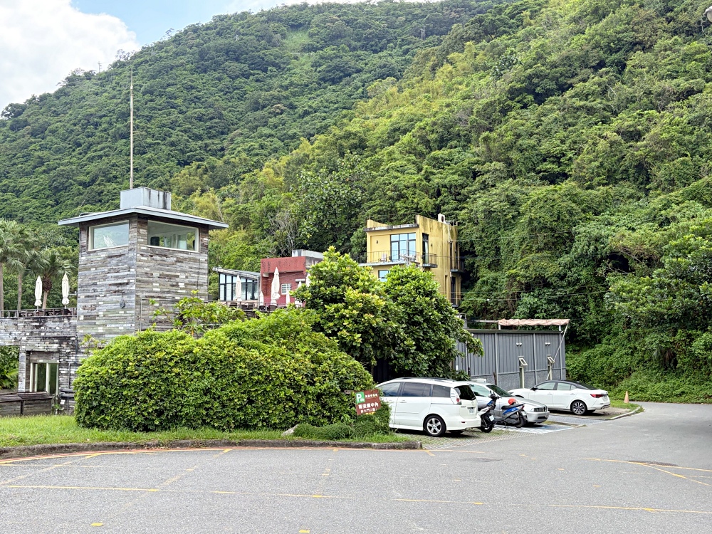 沒什麼人經過的小漁村，卻藏一家超美海景咖啡，窯烤披薩還超好吃！ @趙先生吃飯