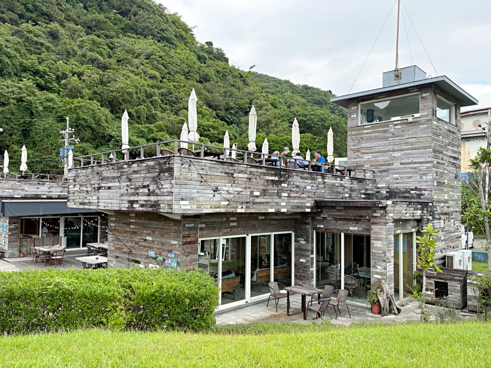 沒什麼人經過的小漁村，卻藏一家超美海景咖啡，窯烤披薩還超好吃！ @趙先生吃飯