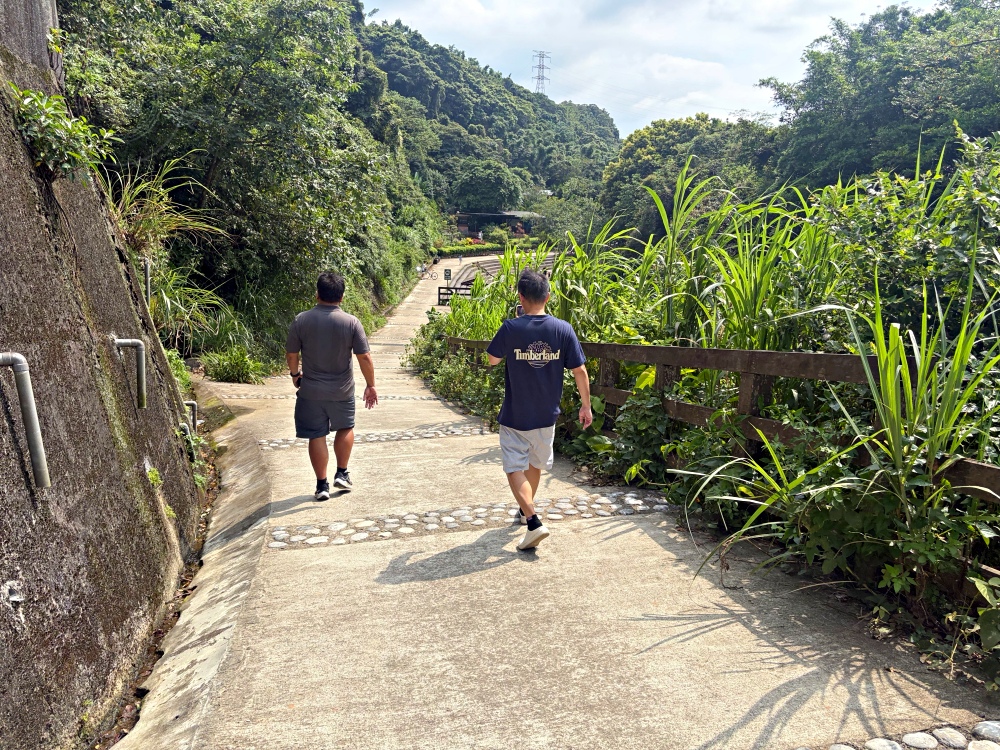 一半人沒來過，免費玩水、騎腳踏車的秘境，千層瀑布太震撼！ @趙先生吃飯