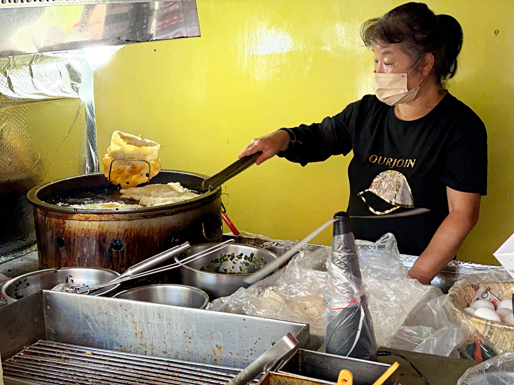 阿伯40年蔥油餅老店搬家了，生意卻沒有以前好，很多人還以為不做了！ @趙先生吃飯