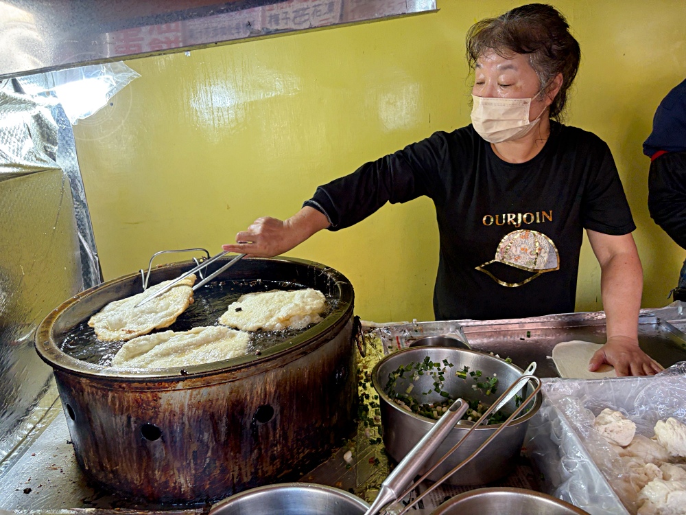 阿伯40年蔥油餅老店搬家了,生意卻沒有以前好,很多人還以為不做了! @趙先生吃飯 阿伯40年蔥油餅老店搬家了,生意卻沒有以前好,很多人還以為不做了! @趙先生吃飯