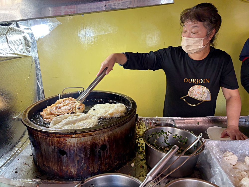 阿伯40年蔥油餅老店搬家了，生意卻沒有以前好，很多人還以為不做了！ @趙先生吃飯