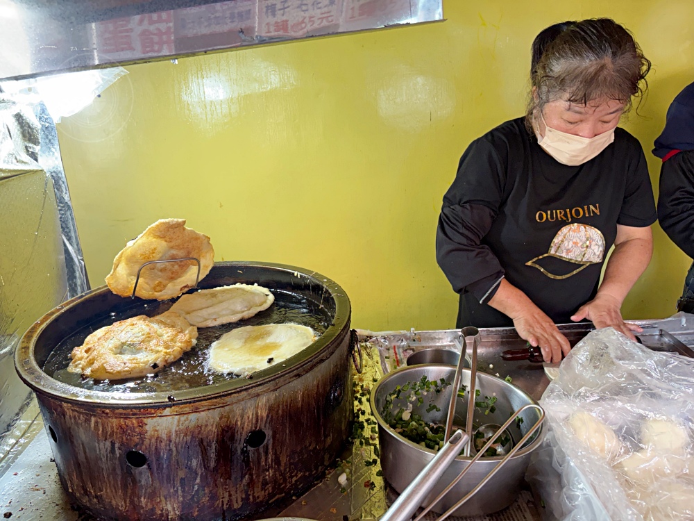 阿伯40年蔥油餅老店搬家了，生意卻沒有以前好，很多人還以為不做了！ @趙先生吃飯