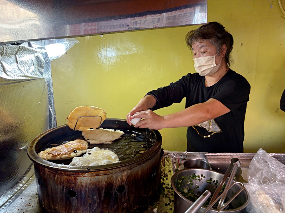 阿伯40年蔥油餅老店搬家了,生意卻沒有以前好,很多人還以為不做了! @趙先生吃飯 阿伯40年蔥油餅老店搬家了,生意卻沒有以前好,很多人還以為不做了! @趙先生吃飯
