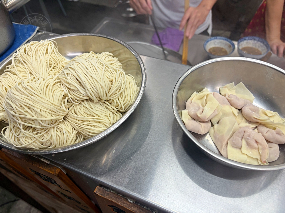 在地30年炸醬麵、麻醬麵老店，很多觀光客不知道，但在地人狂吃！ @趙先生吃飯