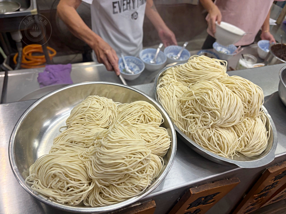 在地30年炸醬麵、麻醬麵老店，很多觀光客不知道，但在地人狂吃！ @趙先生吃飯