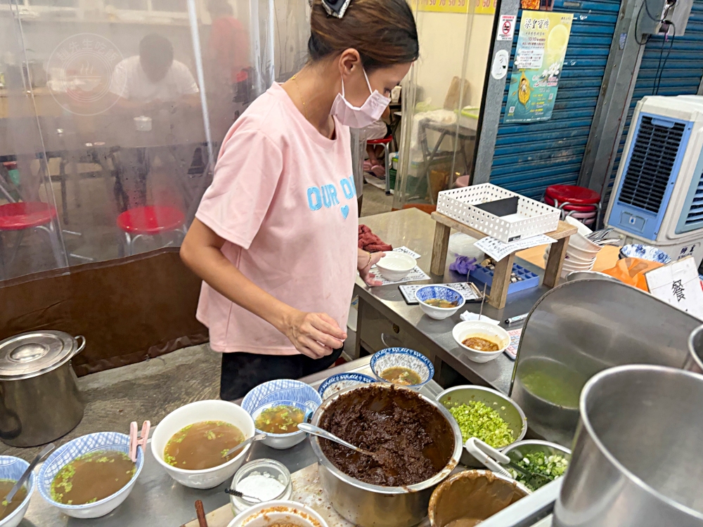 在地30年炸醬麵、麻醬麵老店，很多觀光客不知道，但在地人狂吃！ @趙先生吃飯