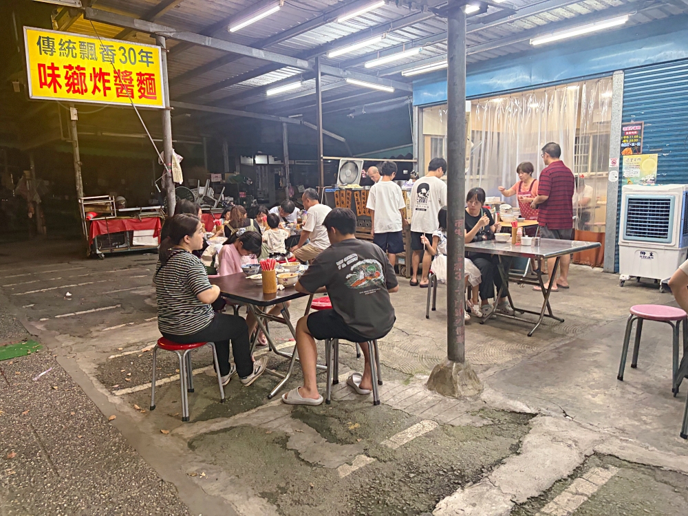 在地30年炸醬麵、麻醬麵老店，很多觀光客不知道，但在地人狂吃！ @趙先生吃飯