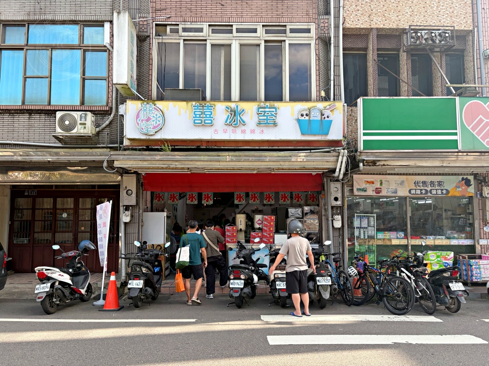15元綿綿冰老店，超大一球，芒果牛奶冰也是招牌，有人用直接用機車排隊！ @趙先生吃飯