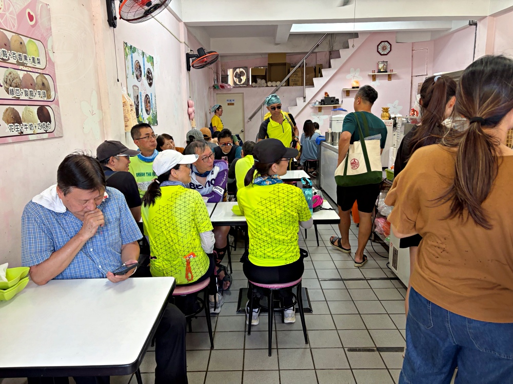 15元綿綿冰老店，超大一球，芒果牛奶冰也是招牌，有人用直接用機車排隊！ @趙先生吃飯