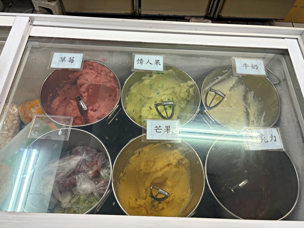 15元綿綿冰老店，超大一球，芒果牛奶冰也是招牌，有人用直接用機車排隊！ @趙先生吃飯