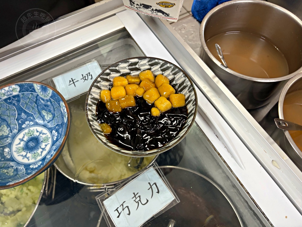 15元綿綿冰老店，超大一球，芒果牛奶冰也是招牌，有人用直接用機車排隊！ @趙先生吃飯