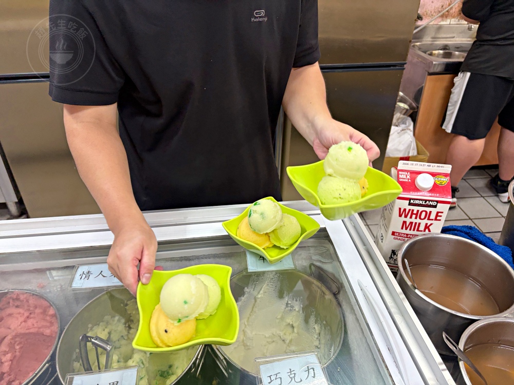 15元綿綿冰老店，超大一球，芒果牛奶冰也是招牌，有人用直接用機車排隊！ @趙先生吃飯