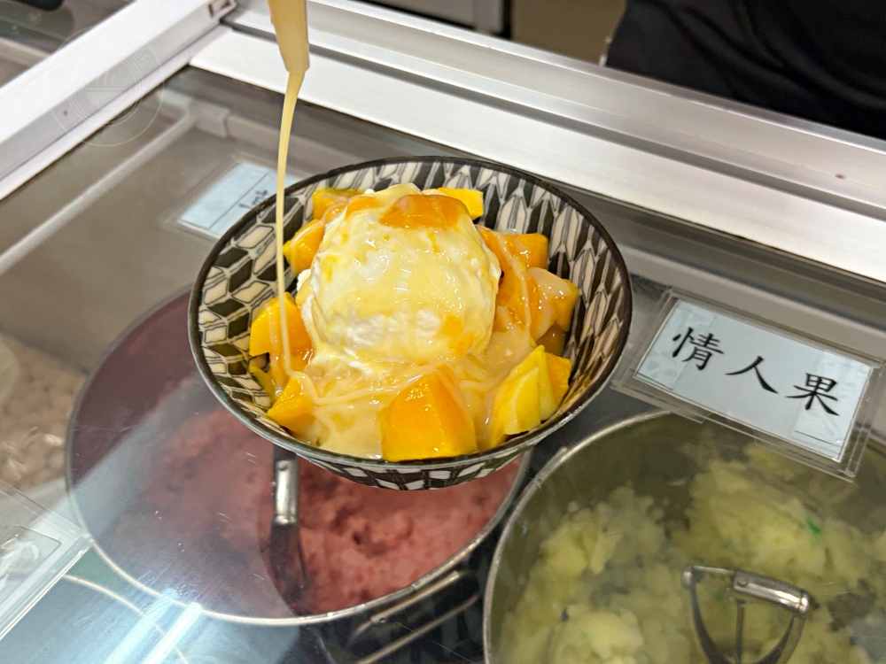 15元綿綿冰老店，超大一球，芒果牛奶冰也是招牌，有人用直接用機車排隊！ @趙先生吃飯