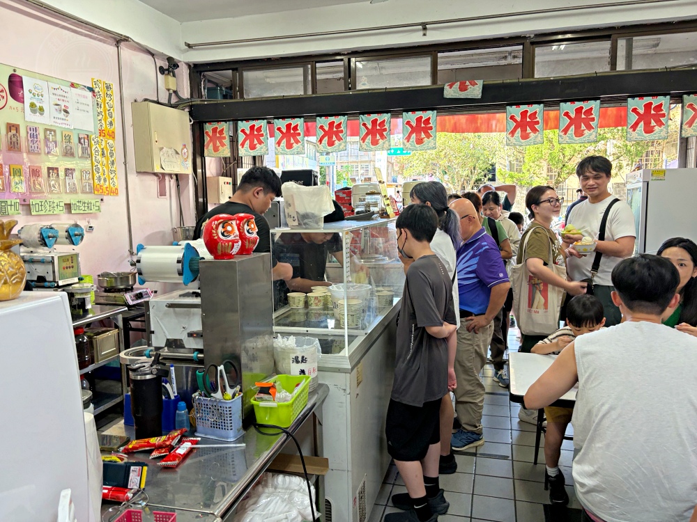 15元綿綿冰老店，超大一球，芒果牛奶冰也是招牌，有人用直接用機車排隊！ @趙先生吃飯