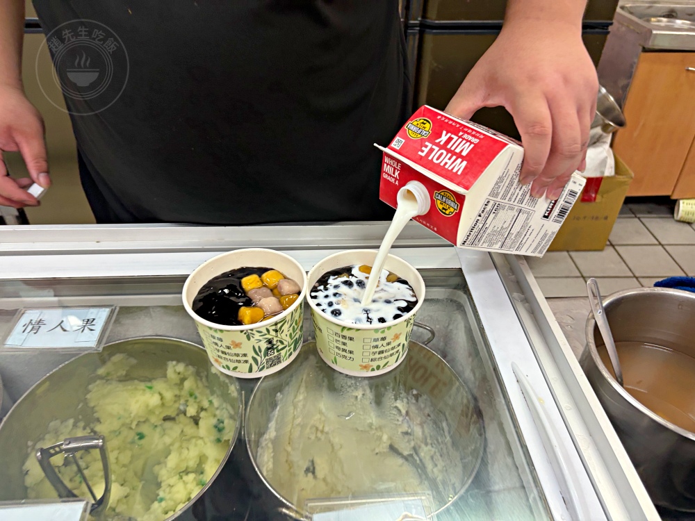 15元綿綿冰老店，超大一球，芒果牛奶冰也是招牌，有人用直接用機車排隊！ @趙先生吃飯