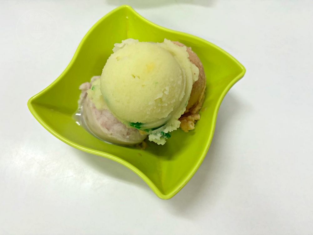 15元綿綿冰老店，超大一球，芒果牛奶冰也是招牌，有人用直接用機車排隊！ @趙先生吃飯