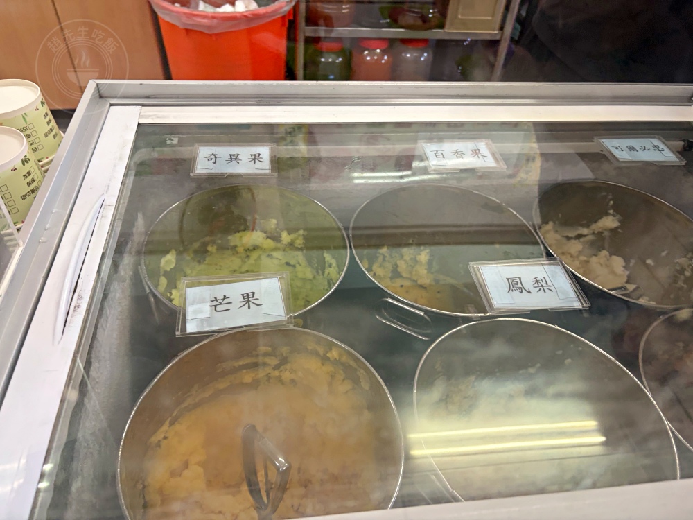 15元綿綿冰老店，超大一球，芒果牛奶冰也是招牌，有人用直接用機車排隊！ @趙先生吃飯
