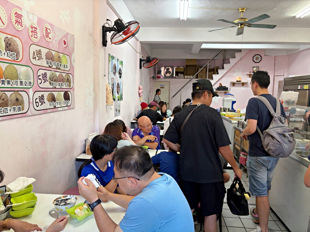 15元綿綿冰老店，超大一球，芒果牛奶冰也是招牌，有人用直接用機車排隊！ @趙先生吃飯