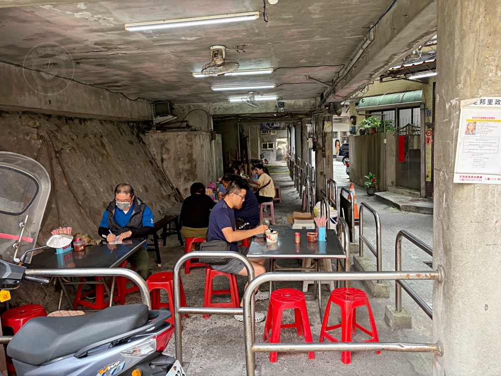 樓上住戶也不清楚，地下室是一家70年粿仔湯老店，平日下午還在客滿！ @趙先生吃飯