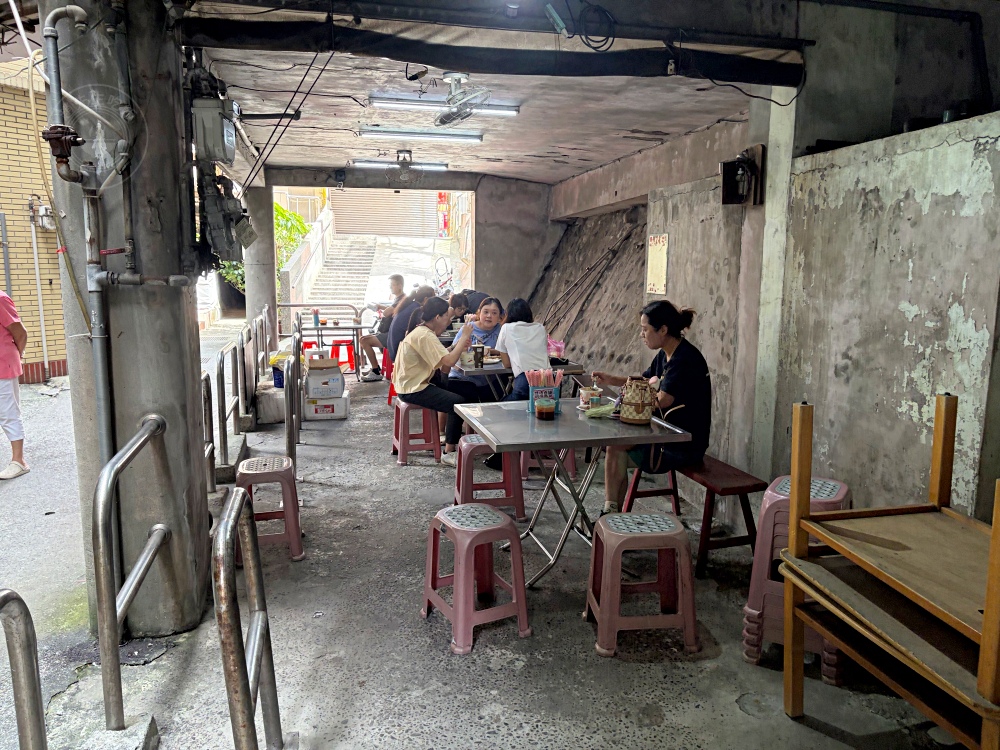 樓上住戶也不清楚，地下室是一家70年粿仔湯老店，平日下午還在客滿！ @趙先生吃飯