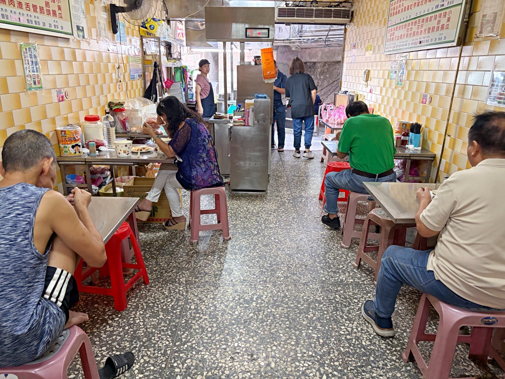 樓上住戶也不清楚，地下室是一家70年粿仔湯老店，平日下午還在客滿！ @趙先生吃飯
