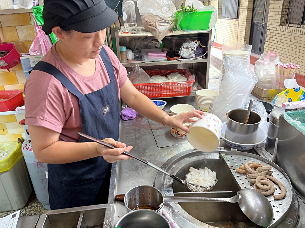 樓上住戶也不清楚，地下室是一家70年粿仔湯老店，平日下午還在客滿！ @趙先生吃飯