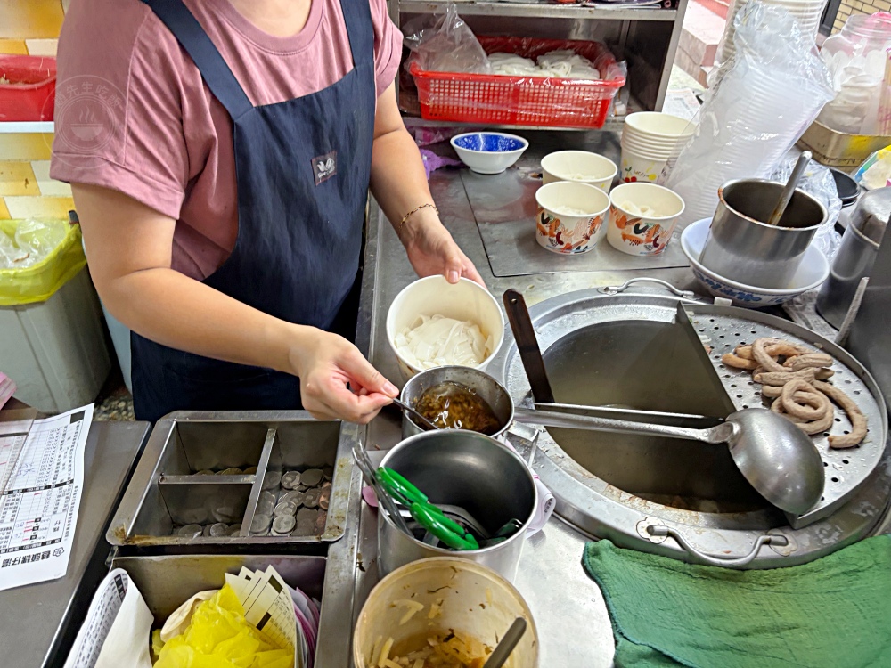 樓上住戶也不清楚，地下室是一家70年粿仔湯老店，平日下午還在客滿！ @趙先生吃飯