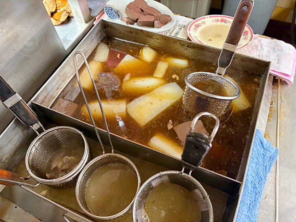 樓上住戶也不清楚，地下室是一家70年粿仔湯老店，平日下午還在客滿！ @趙先生吃飯