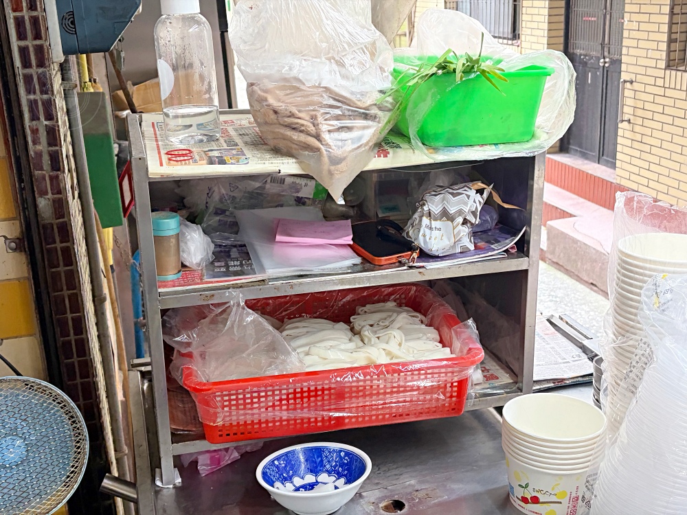 樓上住戶也不清楚，地下室是一家70年粿仔湯老店，平日下午還在客滿！ @趙先生吃飯