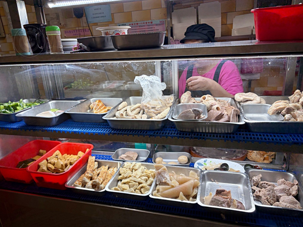 樓上住戶也不清楚，地下室是一家70年粿仔湯老店，平日下午還在客滿！ @趙先生吃飯