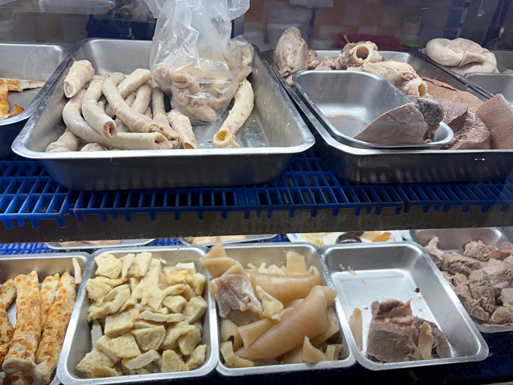 樓上住戶也不清楚，地下室是一家70年粿仔湯老店，平日下午還在客滿！ @趙先生吃飯