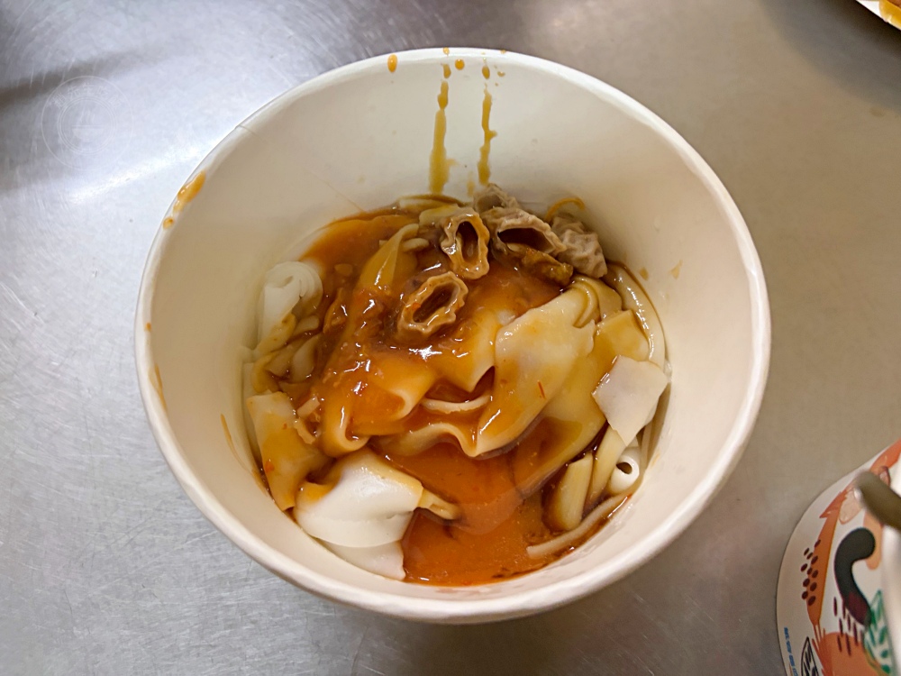 樓上住戶也不清楚，地下室是一家70年粿仔湯老店，平日下午還在客滿！ @趙先生吃飯