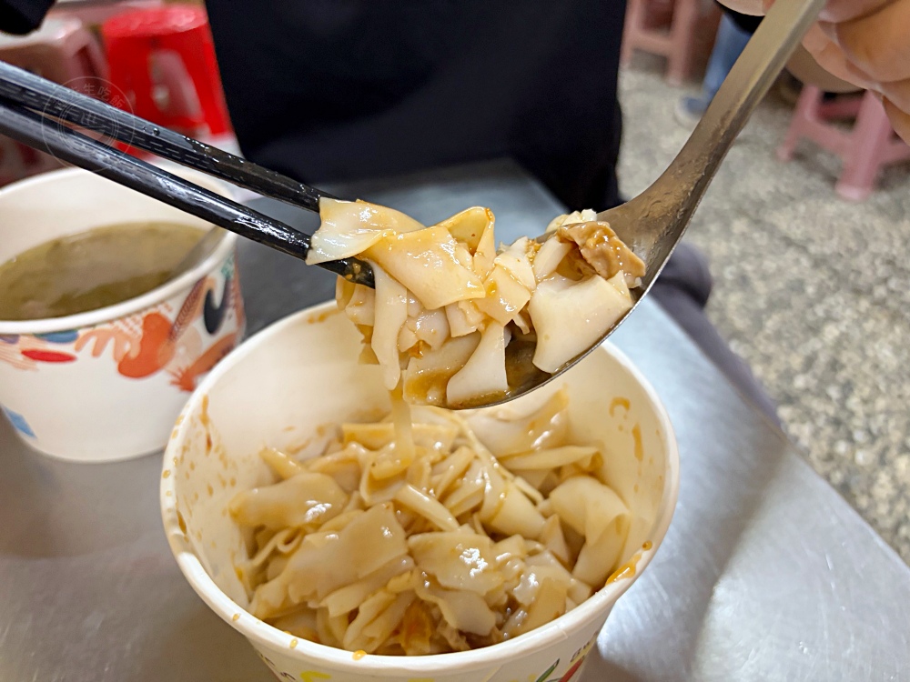 樓上住戶也不清楚，地下室是一家70年粿仔湯老店，平日下午還在客滿！ @趙先生吃飯
