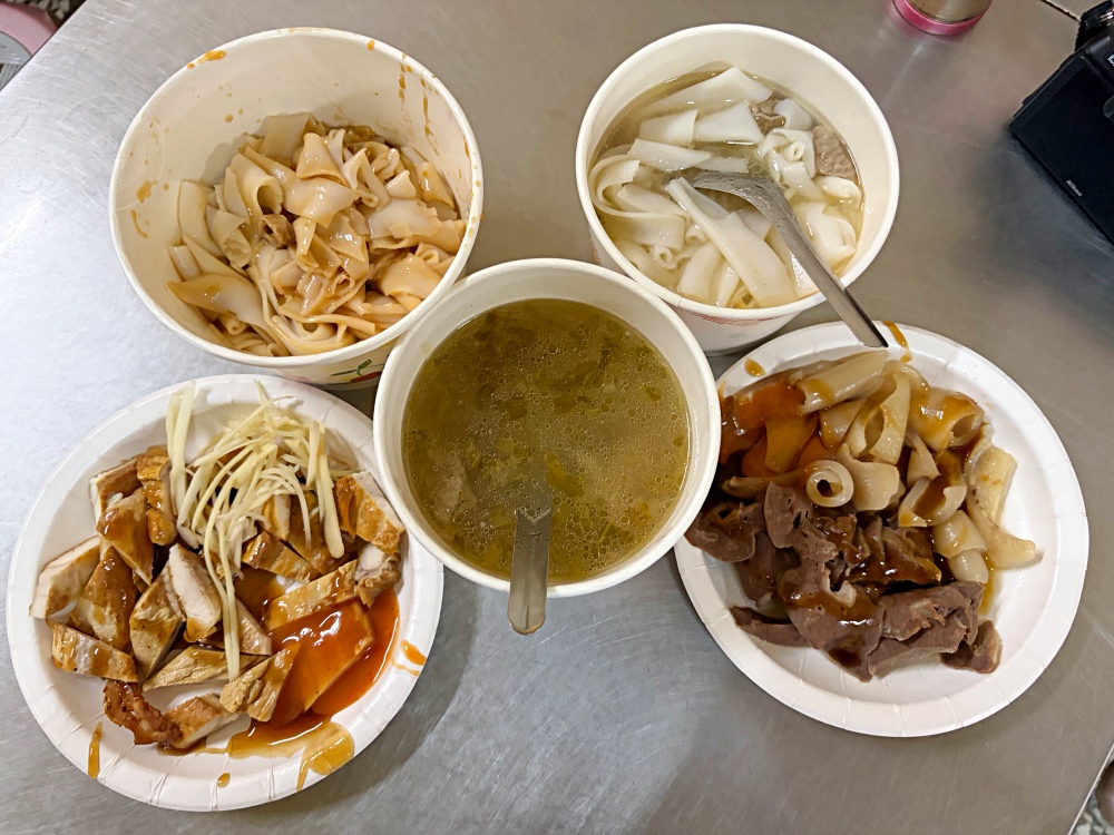 樓上住戶也不清楚，地下室是一家70年粿仔湯老店，平日下午還在客滿！ @趙先生吃飯