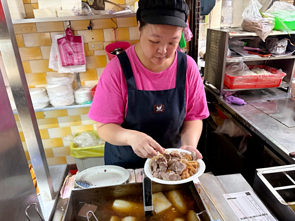 樓上住戶也不清楚，地下室是一家70年粿仔湯老店，平日下午還在客滿！ @趙先生吃飯