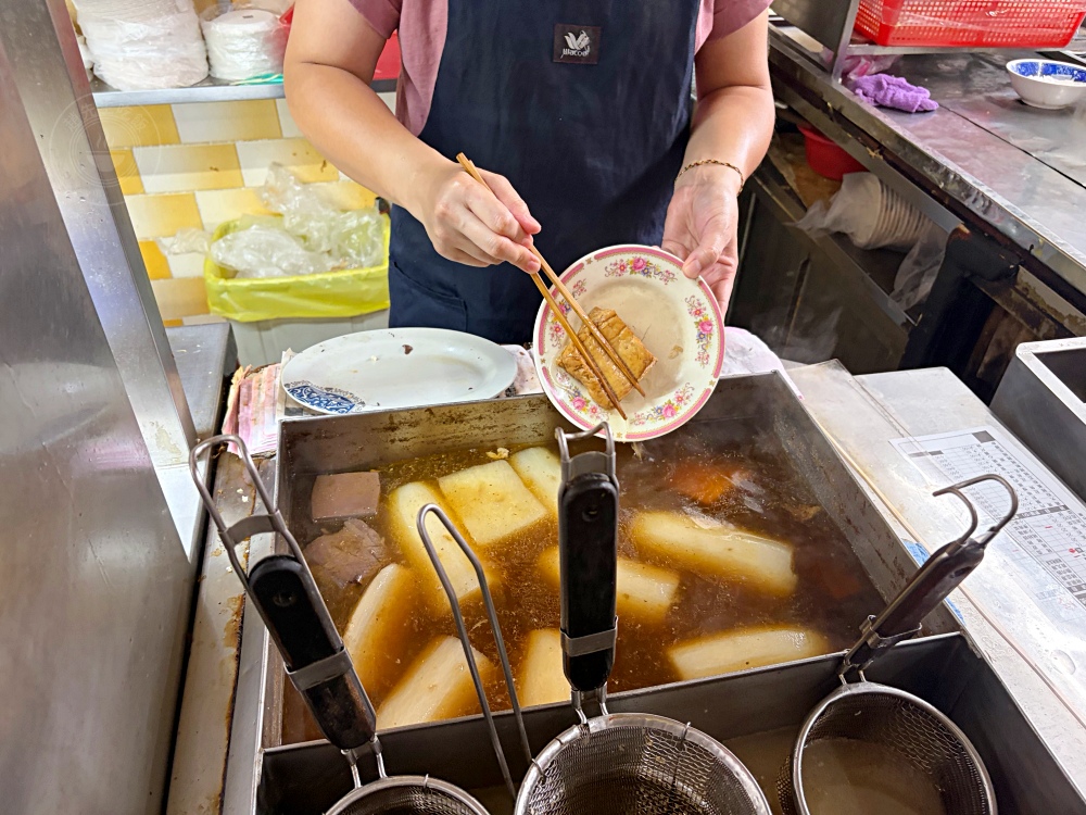 樓上住戶也不清楚，地下室是一家70年粿仔湯老店，平日下午還在客滿！ @趙先生吃飯