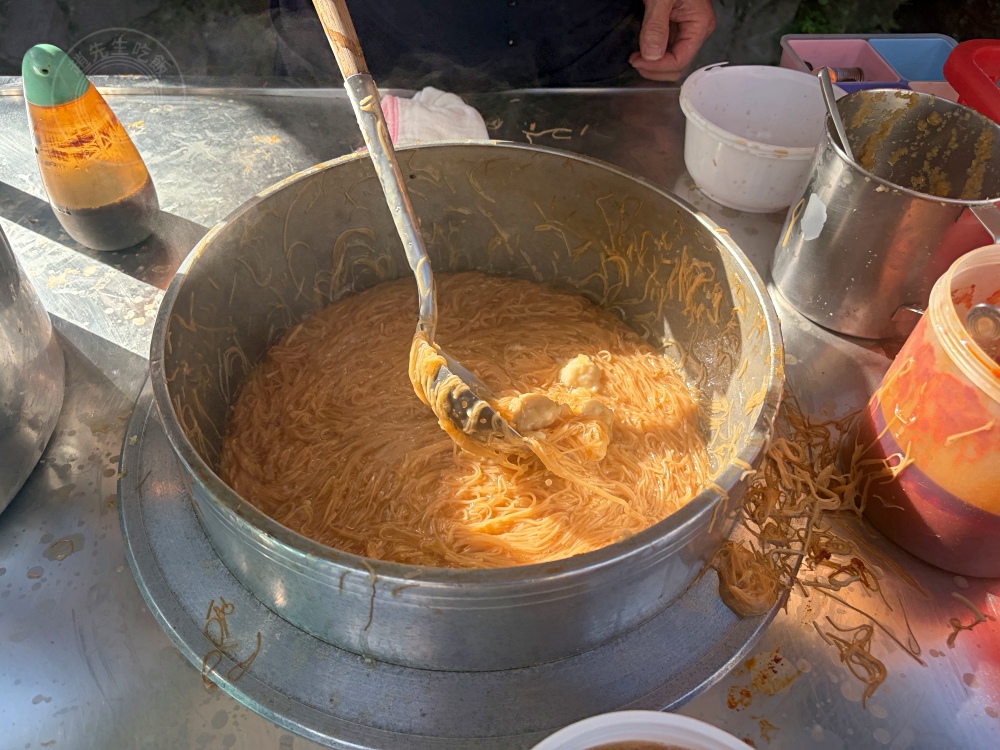 麵線老闆就在社區賣，沒有位子，下午還是大排隊，站著坐著都可以吃！ @趙先生吃飯
