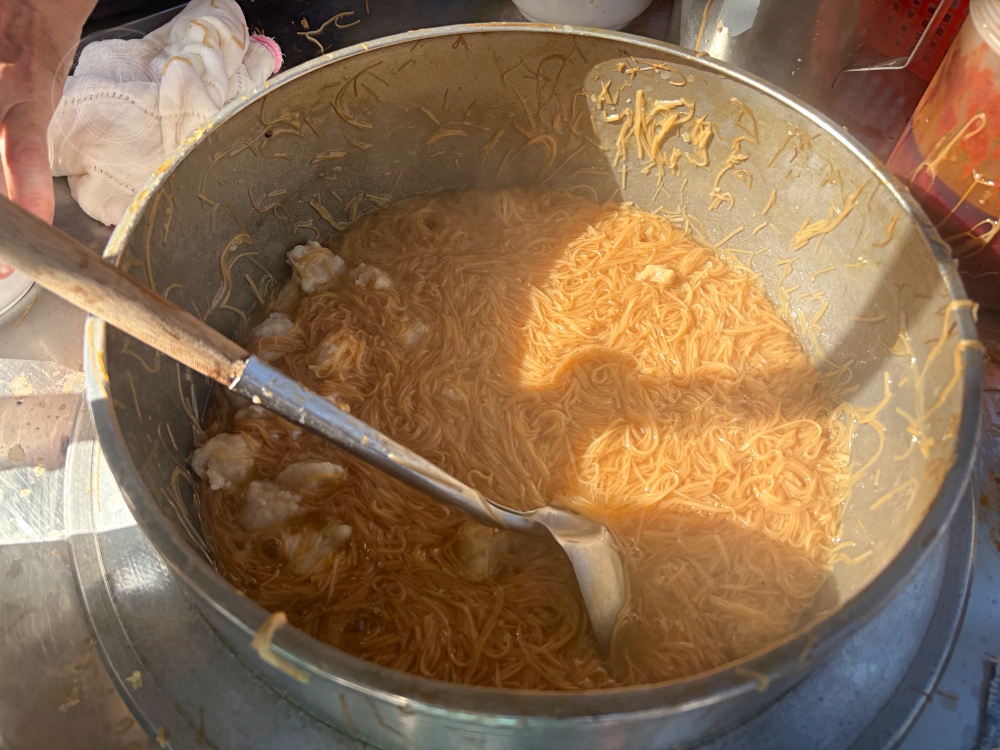 麵線老闆就在社區賣，沒有位子，下午還是大排隊，站著坐著都可以吃！ @趙先生吃飯