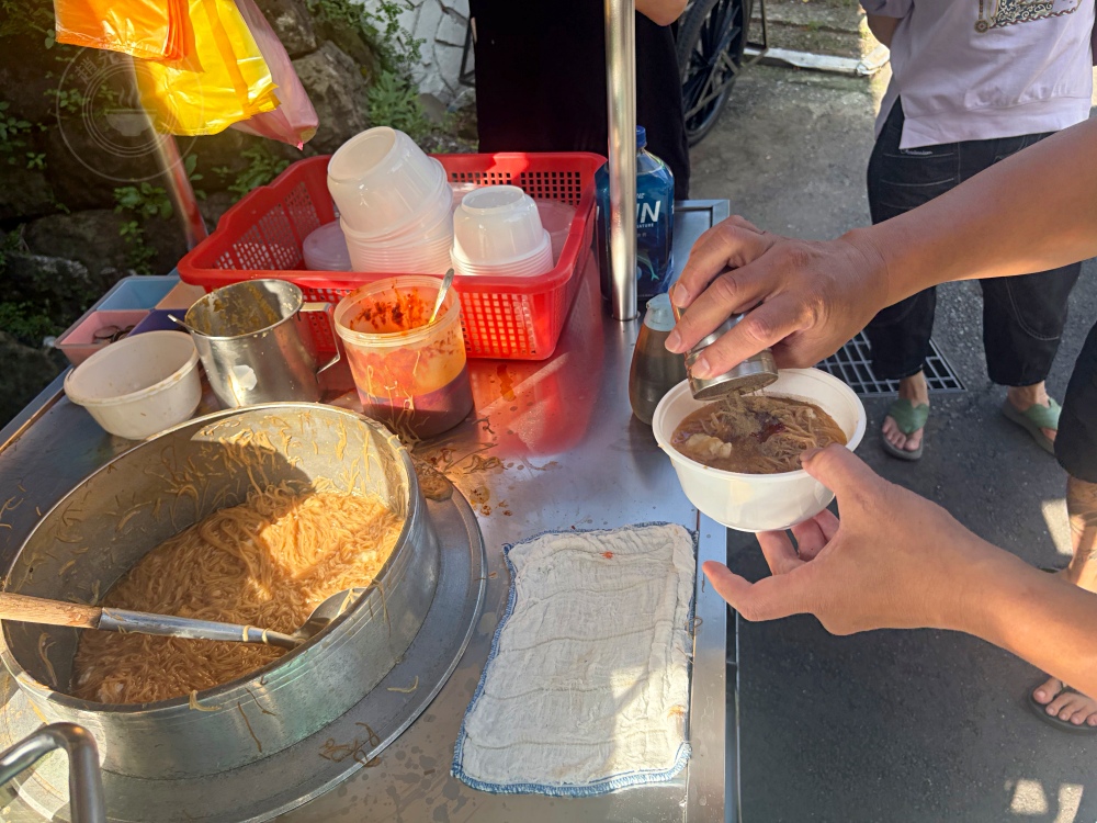 麵線老闆就在社區賣，沒有位子，下午還是大排隊，站著坐著都可以吃！ @趙先生吃飯